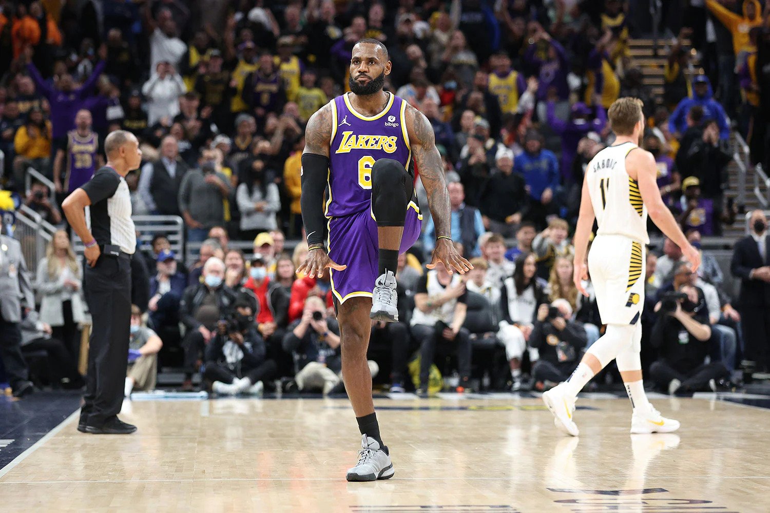 LeBron James anchors Lakers’ defense, hits clutch shots to lead win over Pacers